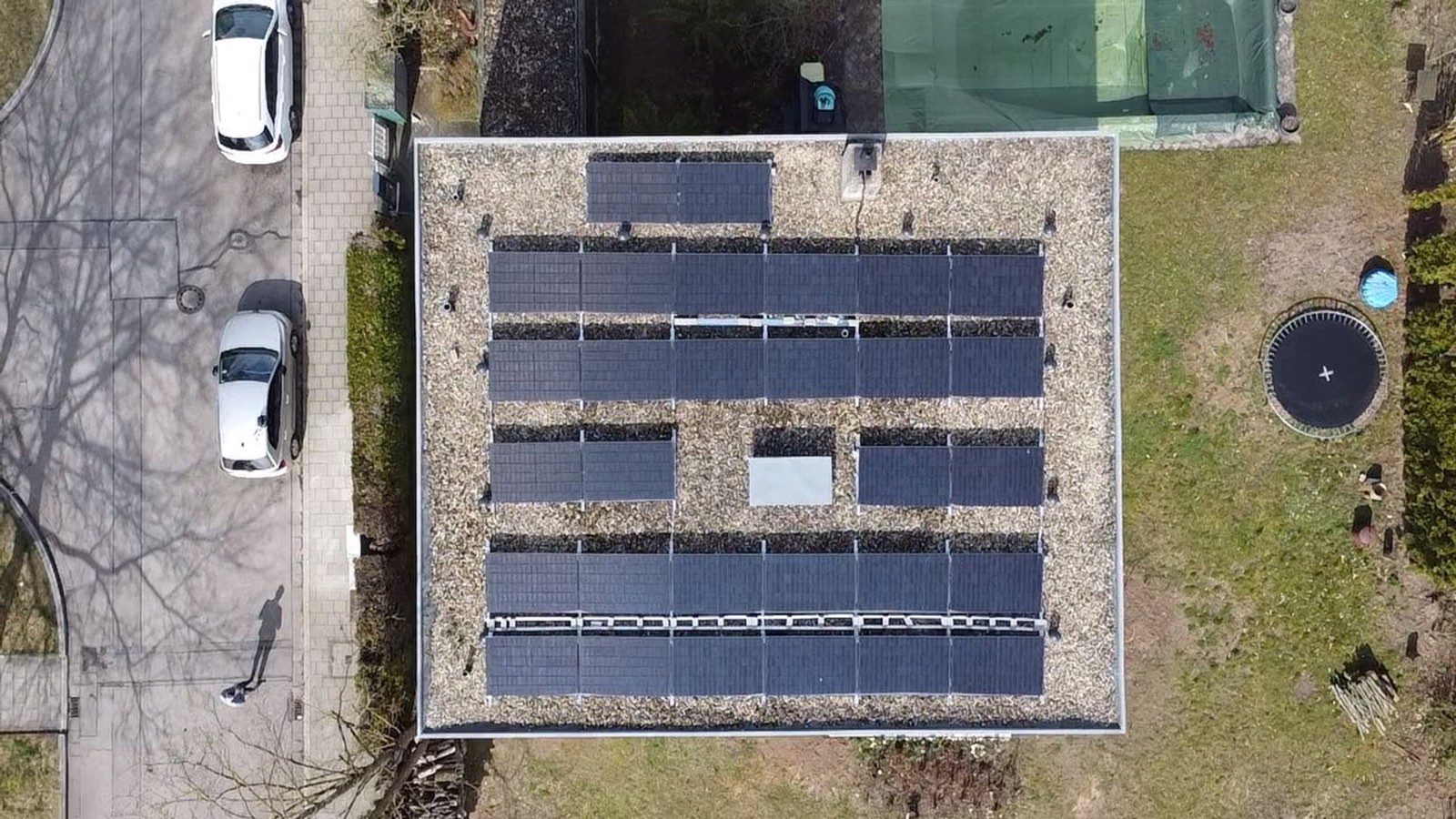 Flachdach-Photovoltaikanlage aus der Vogelperspektive