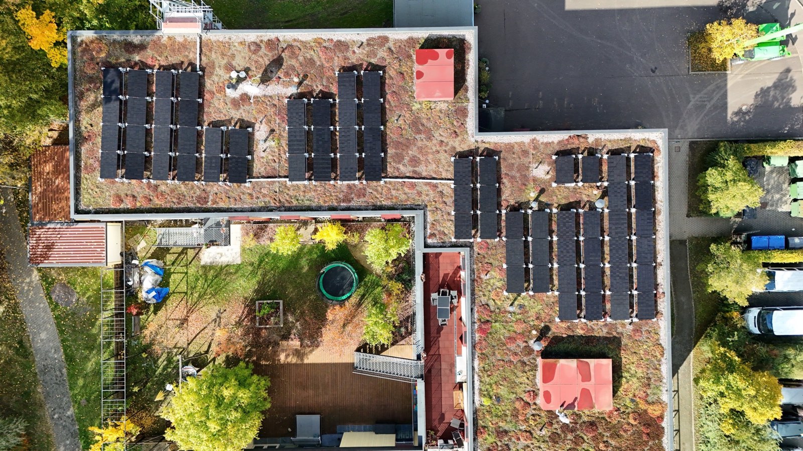 Photovoltaikanlage auf einem Gründach, Luftaufnahme
